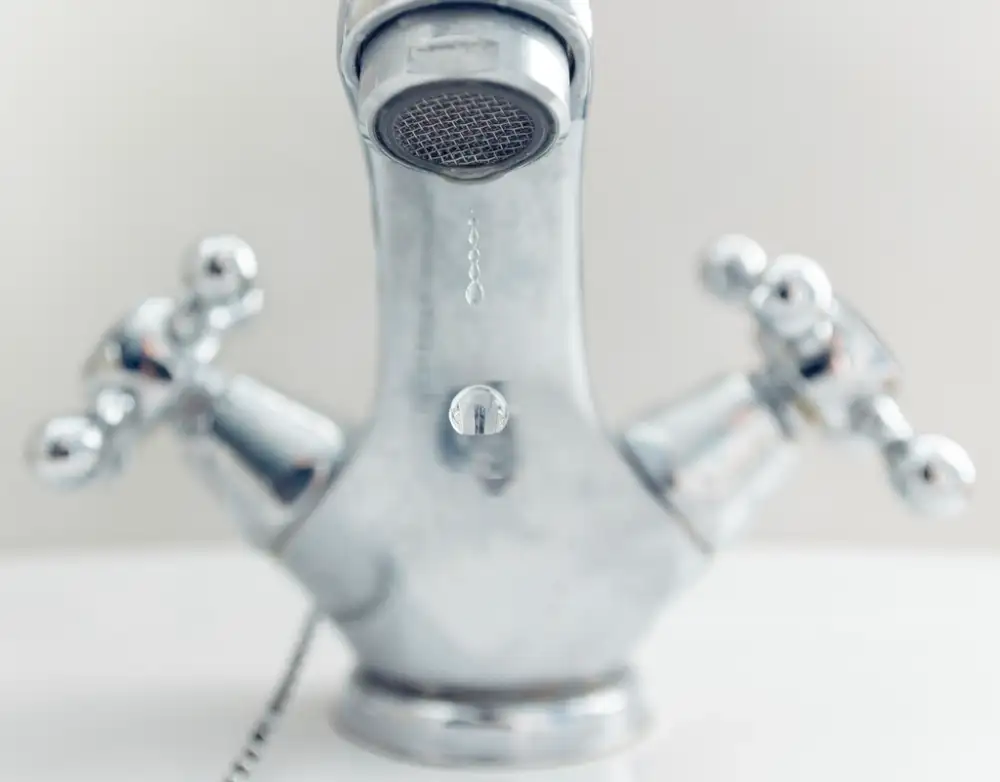 Grifo cromado de lavabo