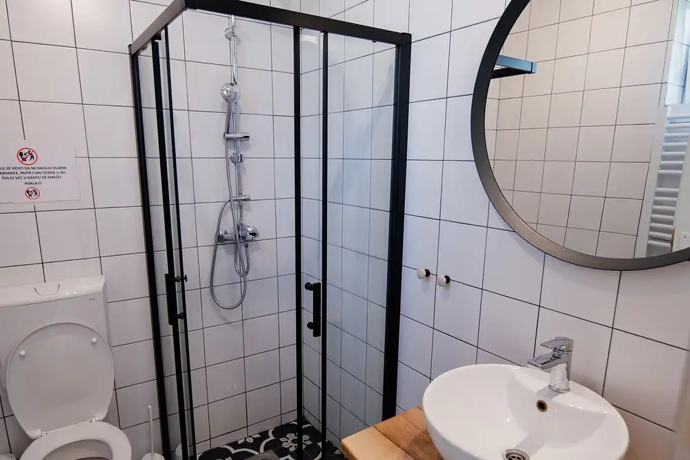 Baño reformado con plato de ducha y mampara