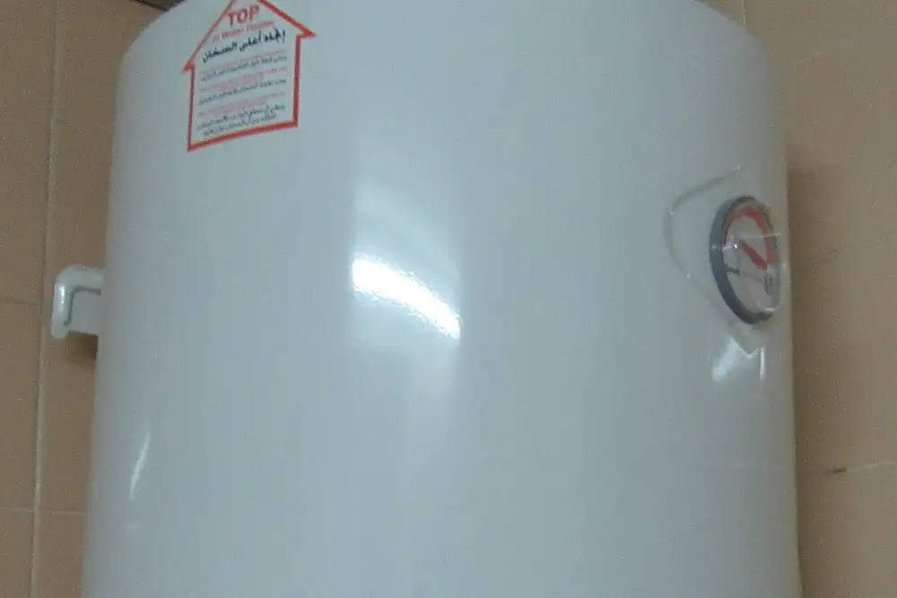 Termo eléctrico instalado en la pared de una vivienda
